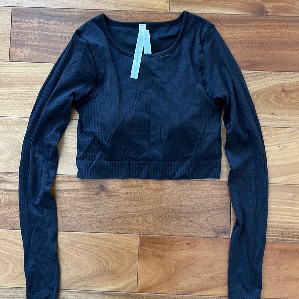 Cropped Lululemon Ebb to Street black shirt with built in bra. Size 6